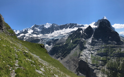 Blick auf das Klein Fiescherhorn (linker Gipfel) sowie Walchergrat. Der Eiger ganz rechts